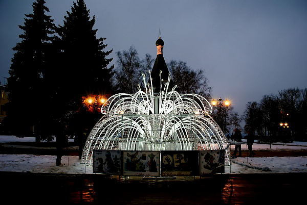 Иллюминация фонтана в Нижегородском кремле