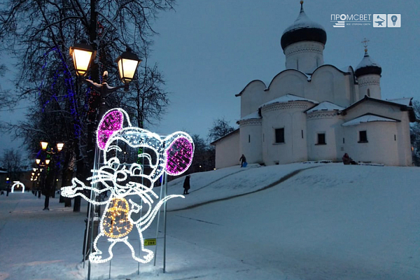 Новогодняя иллюминация в Пскове Мышь декабрь 2020